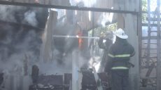 Спасатели почти сутки тушили пожар на мебельном складе в Харькове (видео, фото)