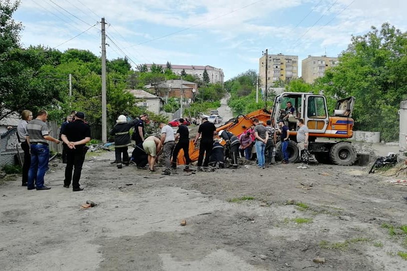 Один из коммунальщиков, который пострадал под Харьковом, пришел в себя