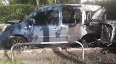 Полиция устанавливает обстоятельства сожжения двух автомобилей