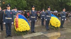 В Харькове на Мемориале Славы прошло торжественное возложение цветов (фоторепортаж)