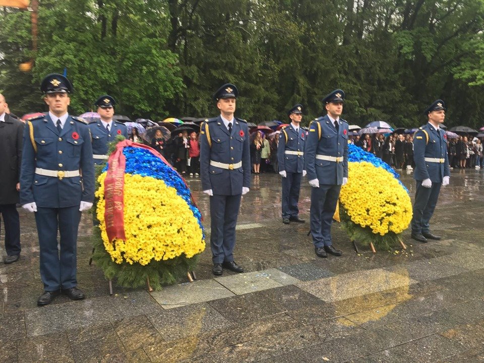 В Харькове на Мемориале Славы прошло торжественное возложение цветов (фоторепортаж)