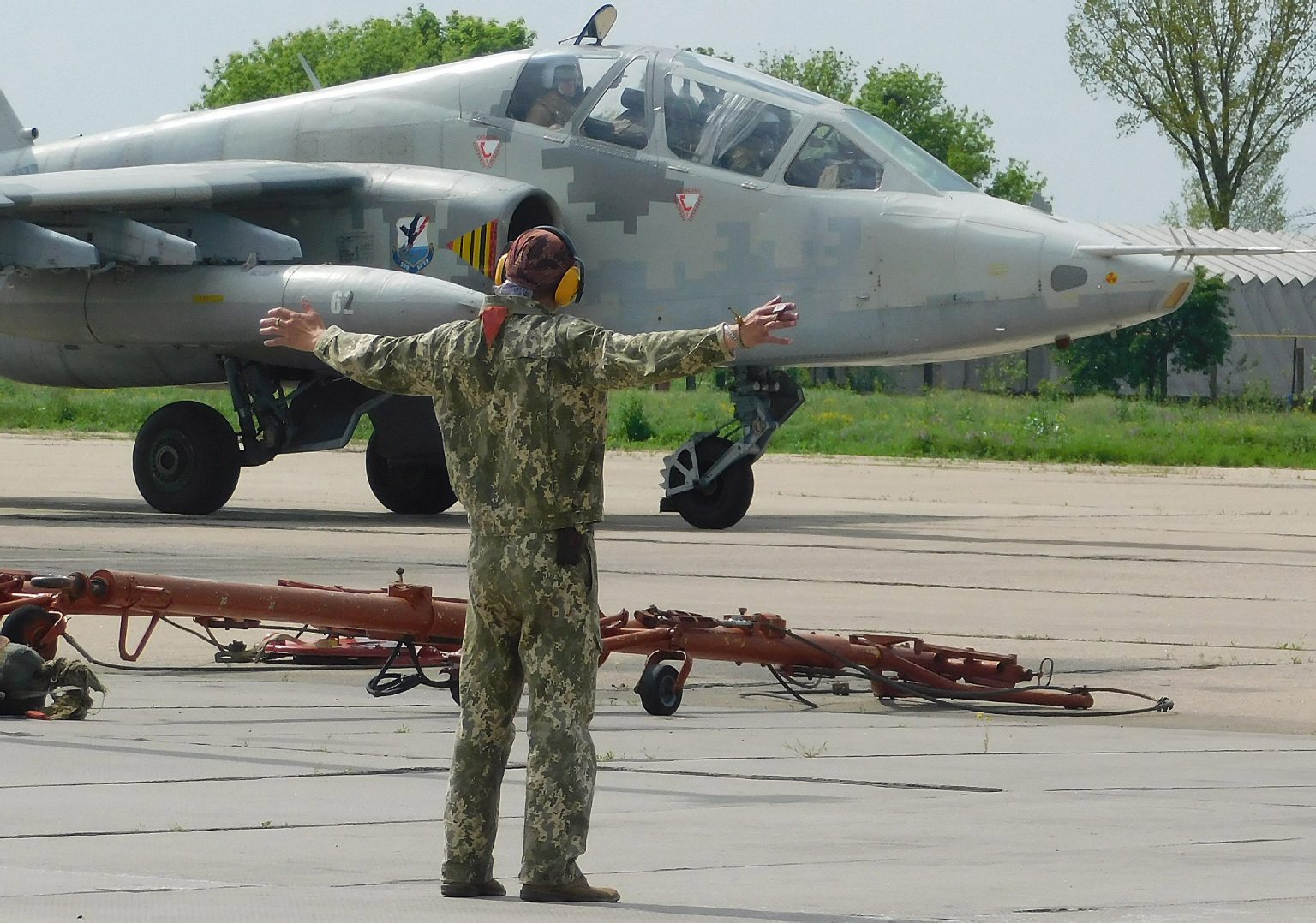 Выпускники летного факультета ХНУПС выполняют полеты на Су-25 и L-39 (фото)
