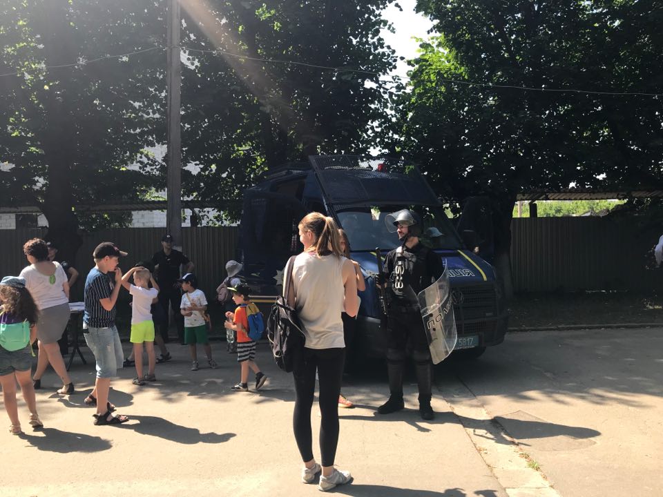 Ко Дню защиты детей в центре Харькова прошла выставка оружия и техники