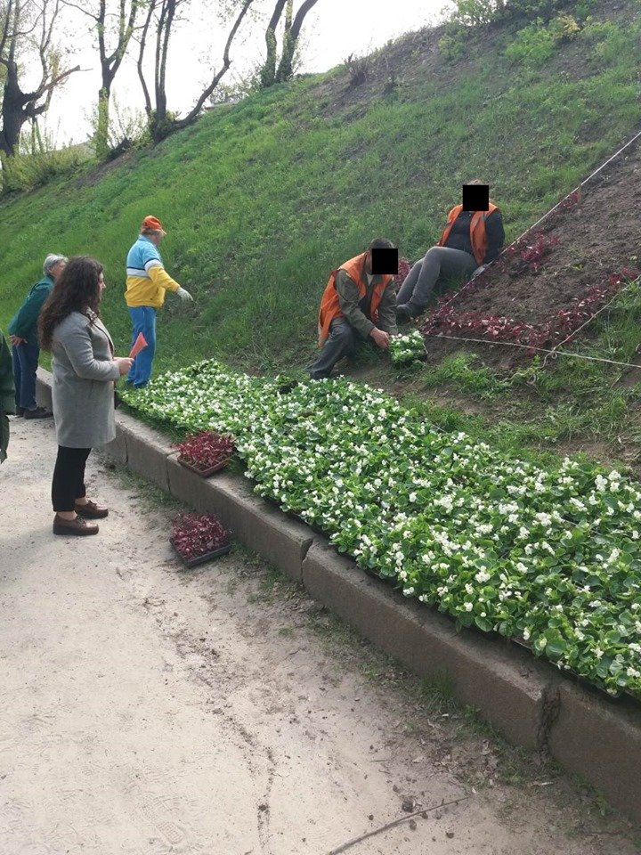 Алиментщики на Харьковщине сажают цветы и приводят в порядок памятники (фото)