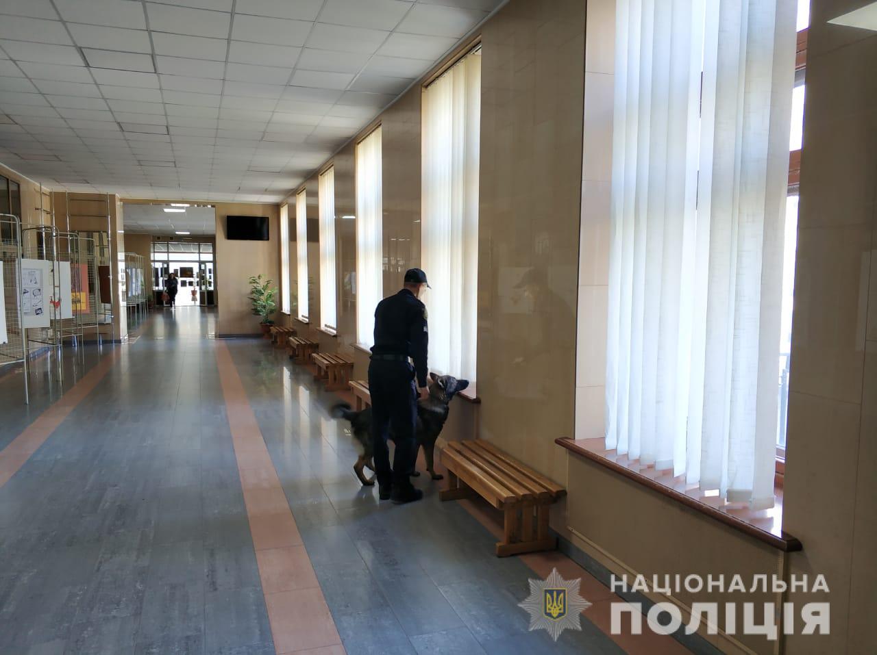Взрывчатку в учебных заведениях, аэропорту и 13 домах Харькова не нашли