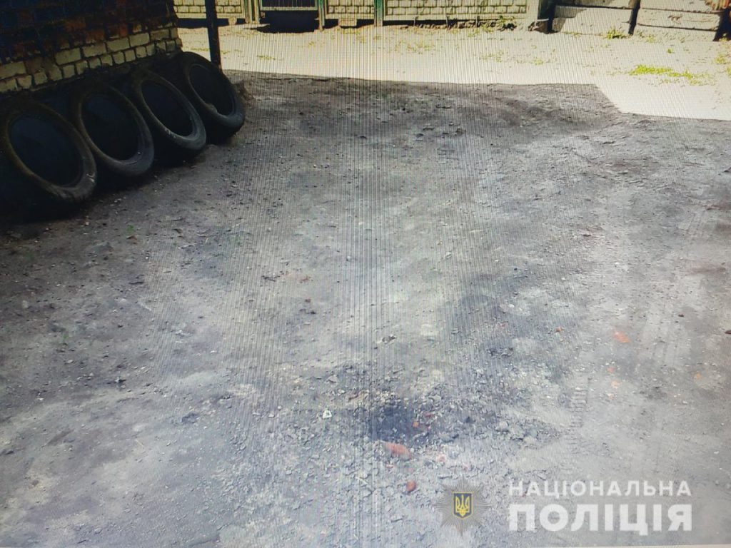 В Харькове во двор частного дома бросили гранату (фото)