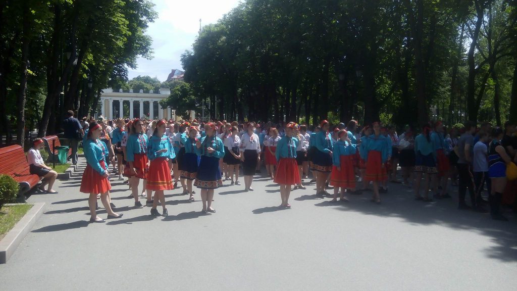 В Харькове ставят рекорд по массовому исполнению гопака (фото)