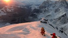 Очереди у вершины Эвереста: с начала 2019 года погибли 17 человек