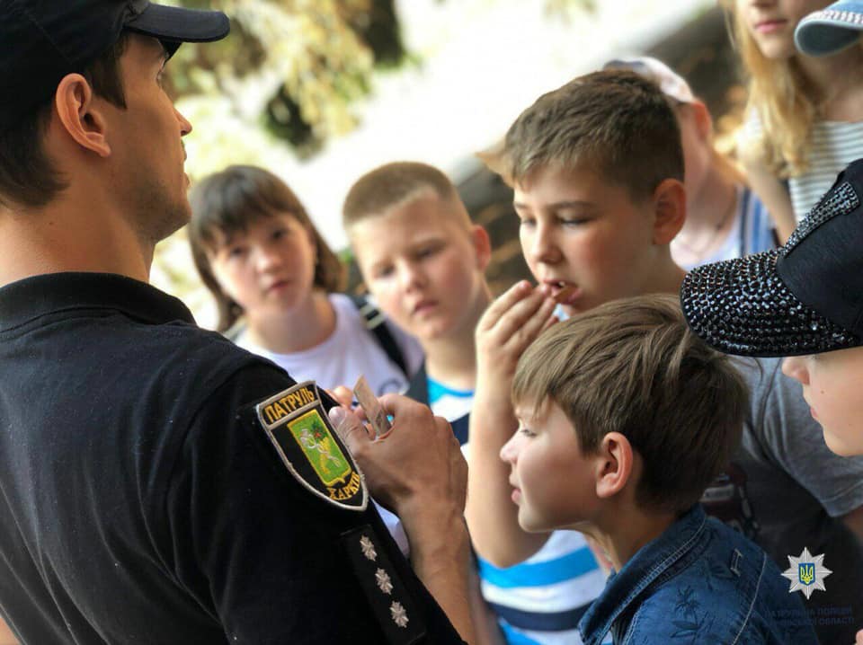 В Харькове дети захватили полицейских (фото)