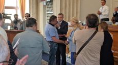 Жителя Чугуевщины, спасшего пассажиров автобуса от взрыва гранаты, наградили в облсовете