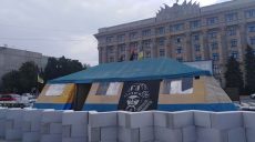 Суд отказал горсовету в удовлетворении иска о запрете палатки на площади Свободы