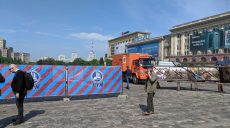Активисты помешали коммунальщикам установить ограждение возле волонтерской палатки на площади Свободы (фоторепортаж, видео)
