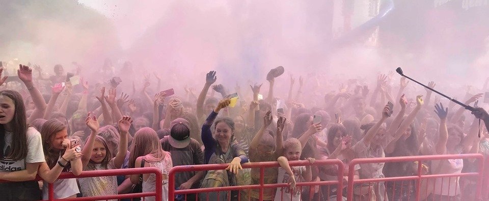 В Парке Горького стартовал праздник красок (фоторепортаж)