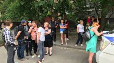 Харків’яни скаржаться на сусідку, яка переслідує їхніх дітей (відео)