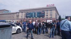 На площади Свободы продолжается противостояние активистов и коммунальщиков (видео)
