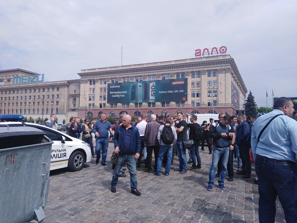 На площади Свободы продолжается противостояние активистов и коммунальщиков (видео)