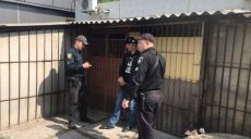 Разбили автомобиль и украли рюкзак: ЧП в Харькове