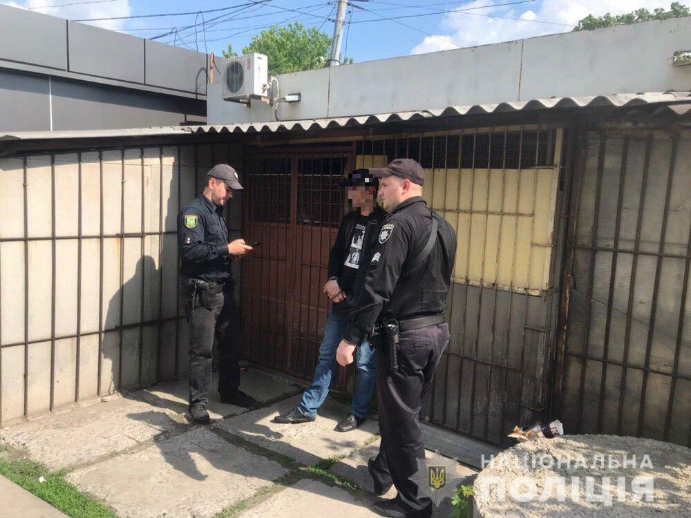 Разбили автомобиль и украли рюкзак: ЧП в Харькове