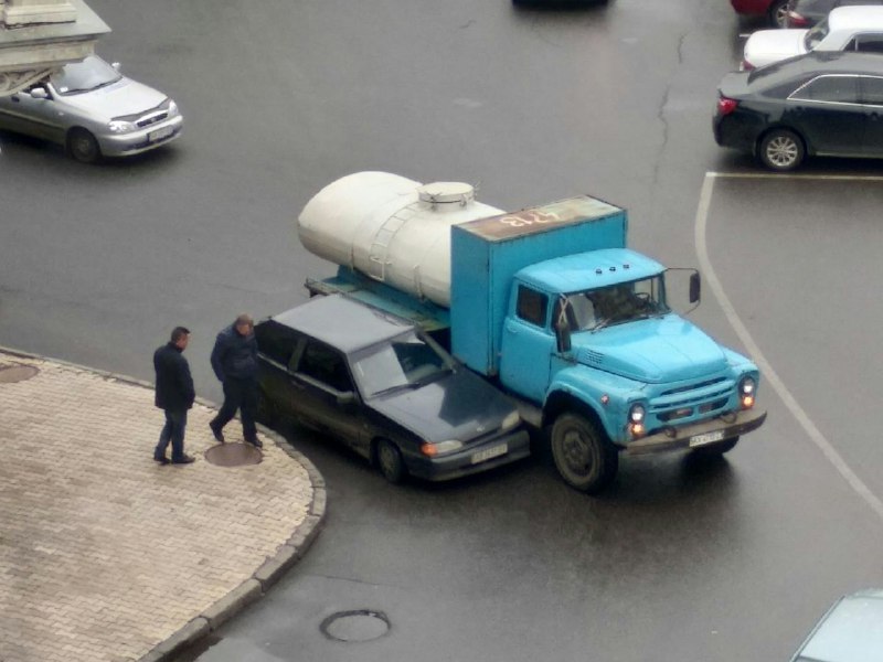 На Алчевских ВАЗ столкнулся с «водовозкой» (фото)