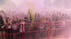 Тисячі людей у центрі Харкова обсипалися різнокольоровими фарбами (відео)
