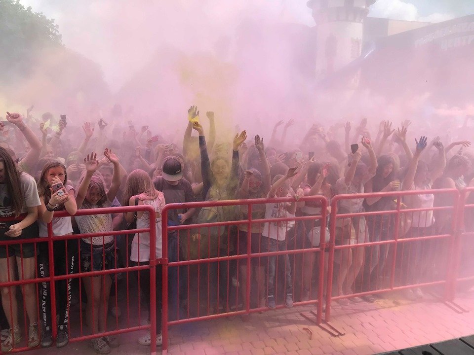 Тисячі людей у центрі Харкова обсипалися різнокольоровими фарбами (відео)