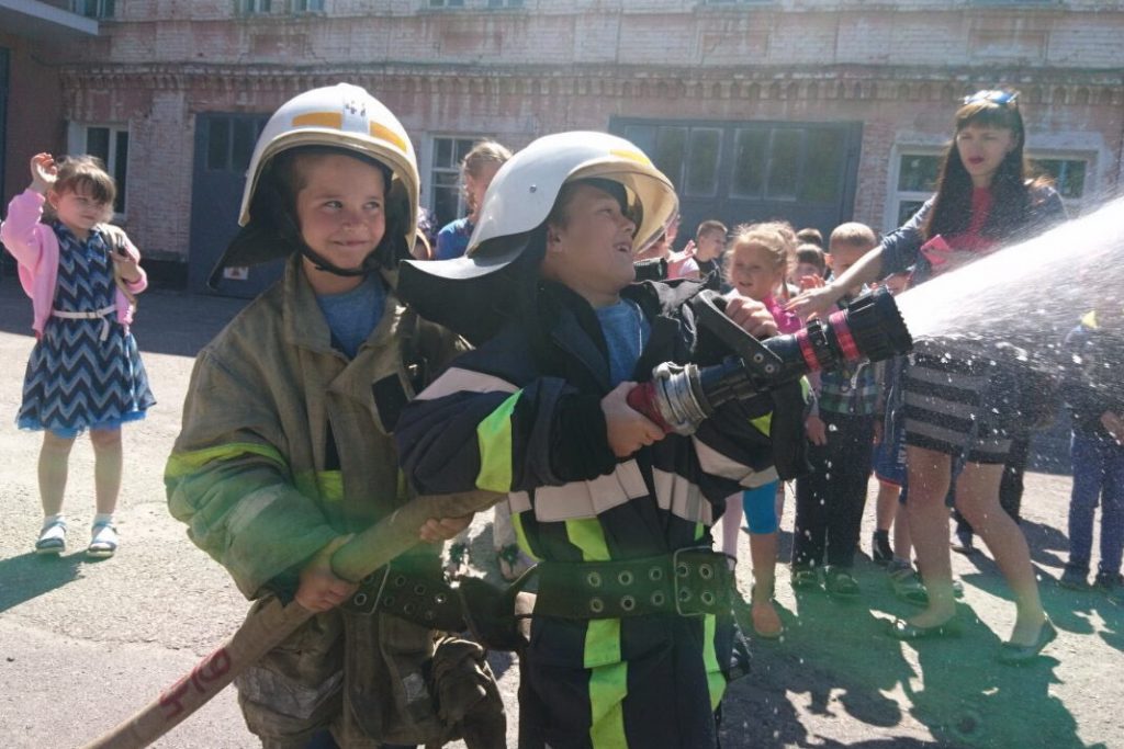 Харьковские спасатели учат детей, как обезопасить их жизни (фото)