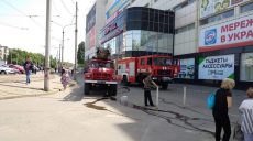 В Харькове спасатели предотвратили пожар в ТРЦ на Одесской (фоторепортаж)