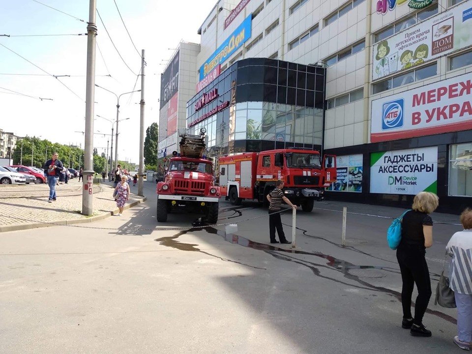 В Харькове спасатели предотвратили пожар в ТРЦ на Одесской (фоторепортаж)