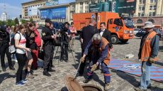 Комунальники встановили на майдані Свободи огорожу, але активісти її розібрали (відео)