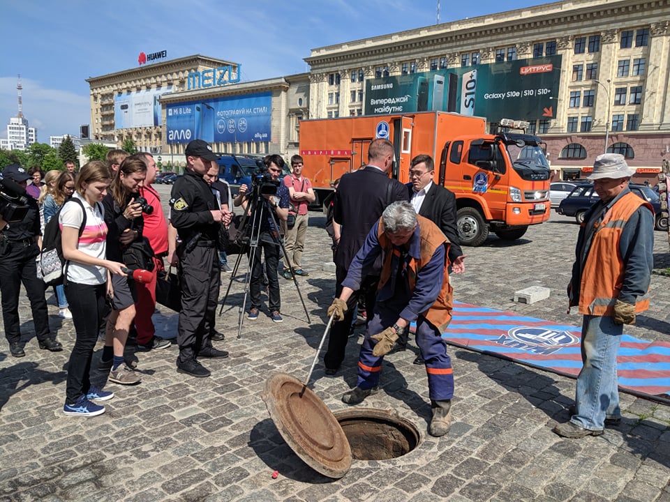 Комунальники встановили на майдані Свободи огорожу, але активісти її розібрали (відео)