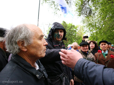 У Харкові проросійського активіста облили зеленкою (відео)
