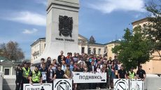 «Ответственный пешеход»: в центре Харькова нанесли предупреждающие надписи