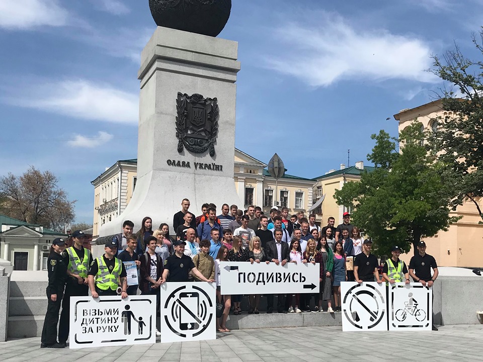 «Ответственный пешеход»: в центре Харькова нанесли предупреждающие надписи