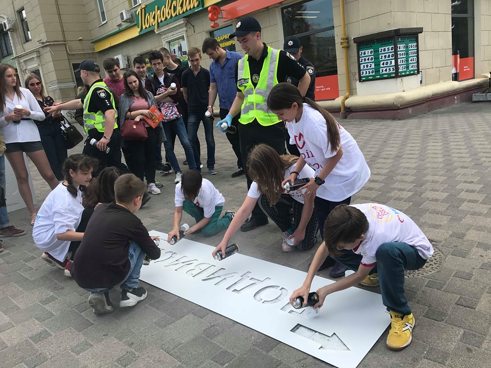 «Зніми навушники» і «візьми дитину за руку»: у центрі Харкова пройшла акція «Відповідальний пішохід» (відео)