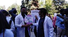 Студенты-иностранцы митингуют под ХНУ Каразина (фоторепортаж)
