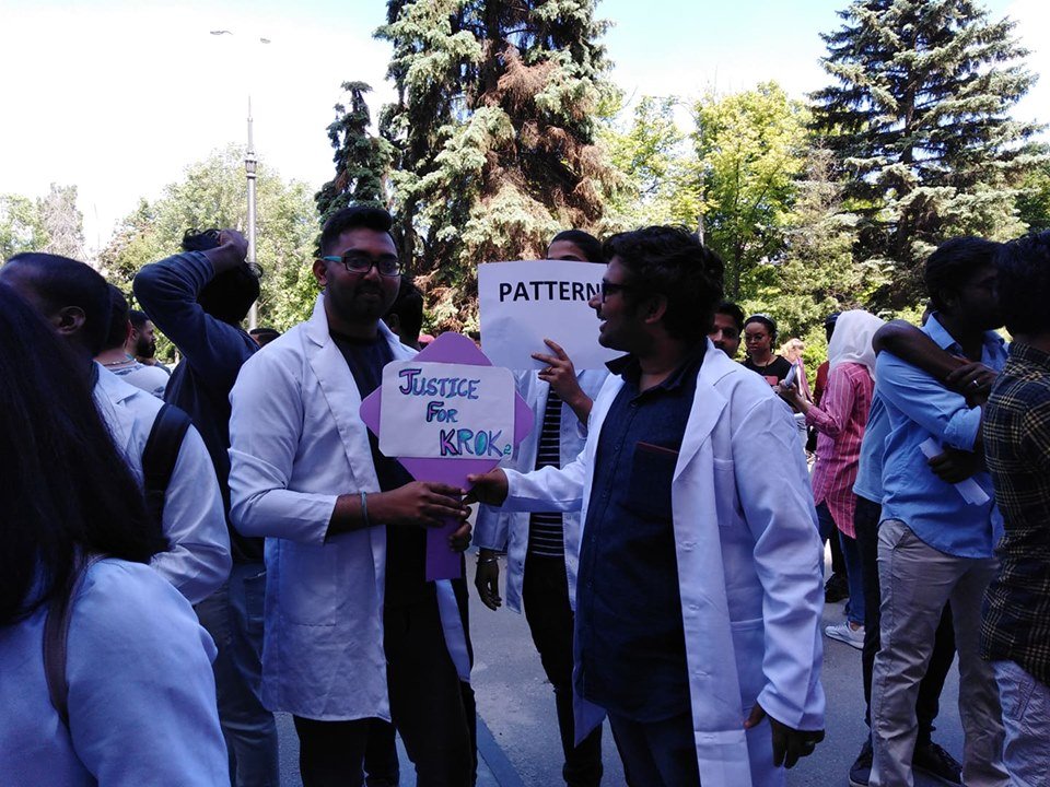 Студенты-иностранцы митингуют под ХНУ Каразина (фоторепортаж)