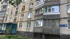 «Ребенок висел на балконе, держась за веревки для сушки белья, и кричал» — подробности происшествия