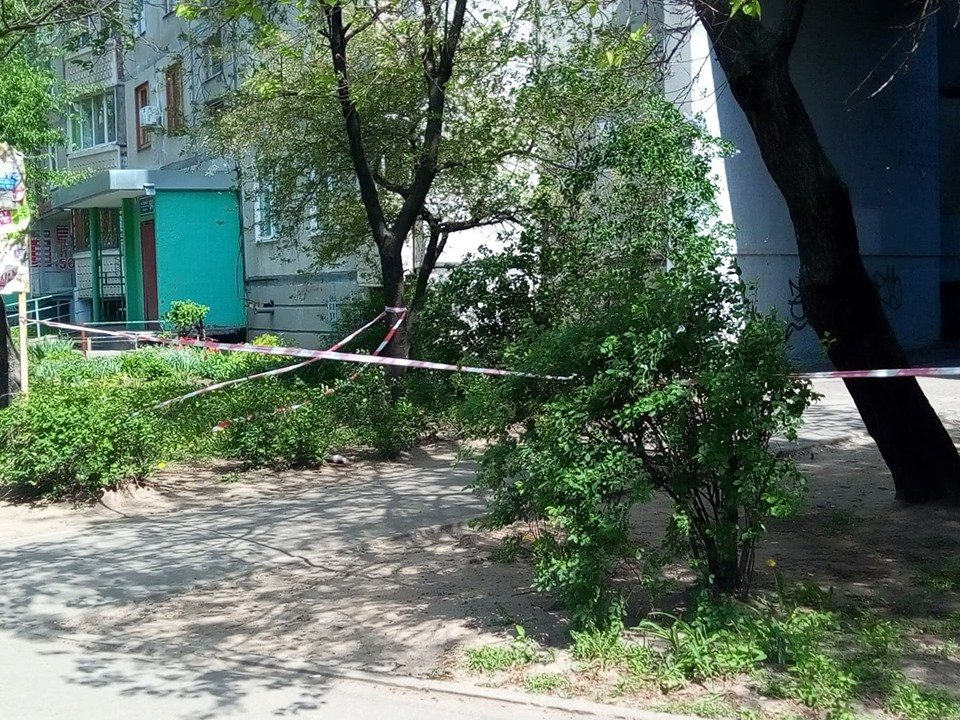 В Харькове на Алексеевке подстрелили полицейского (фоторепортаж)