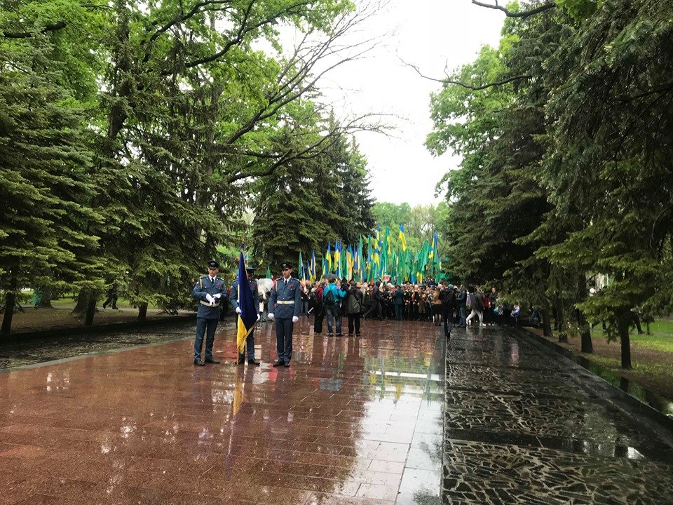 В Харькове к Мемориалу Славы в Лесопарке торжественно возложили цветы (фото, видео)