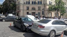 Возле Харьковской облгосадминистрации произошло ДТП (фоторепортаж)