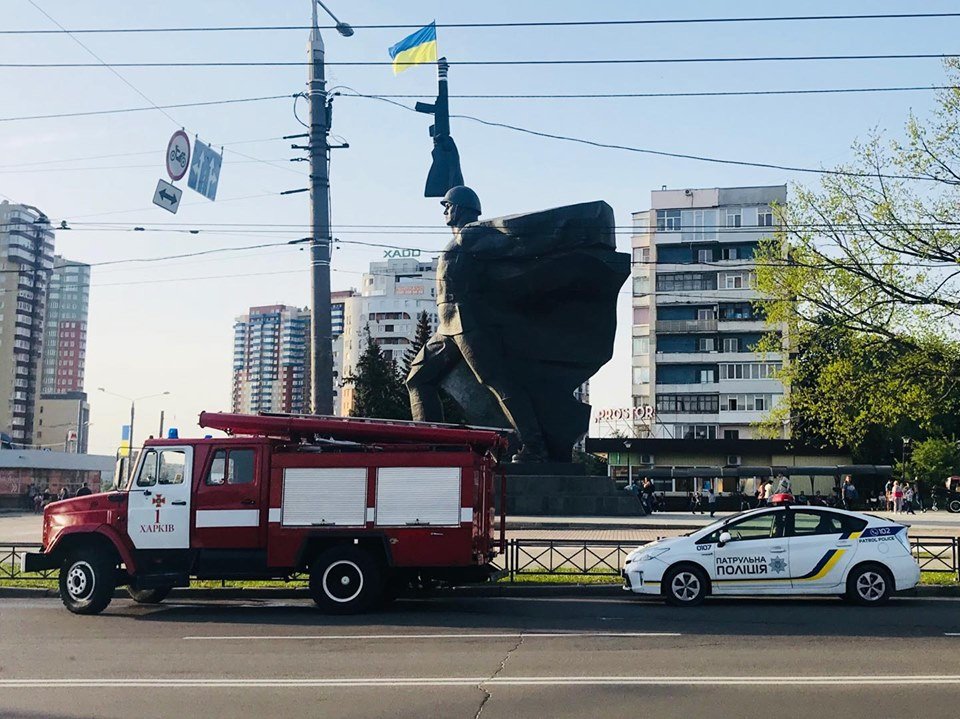 Черный пакет посреди улицы: правоохранители проводят проверку (фото)