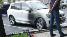 В Харькове пытались сжечь автомобиль влиятельного чиновника (фото)