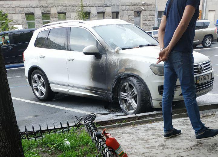 В Харькове пытались сжечь автомобиль влиятельного чиновника (фото)