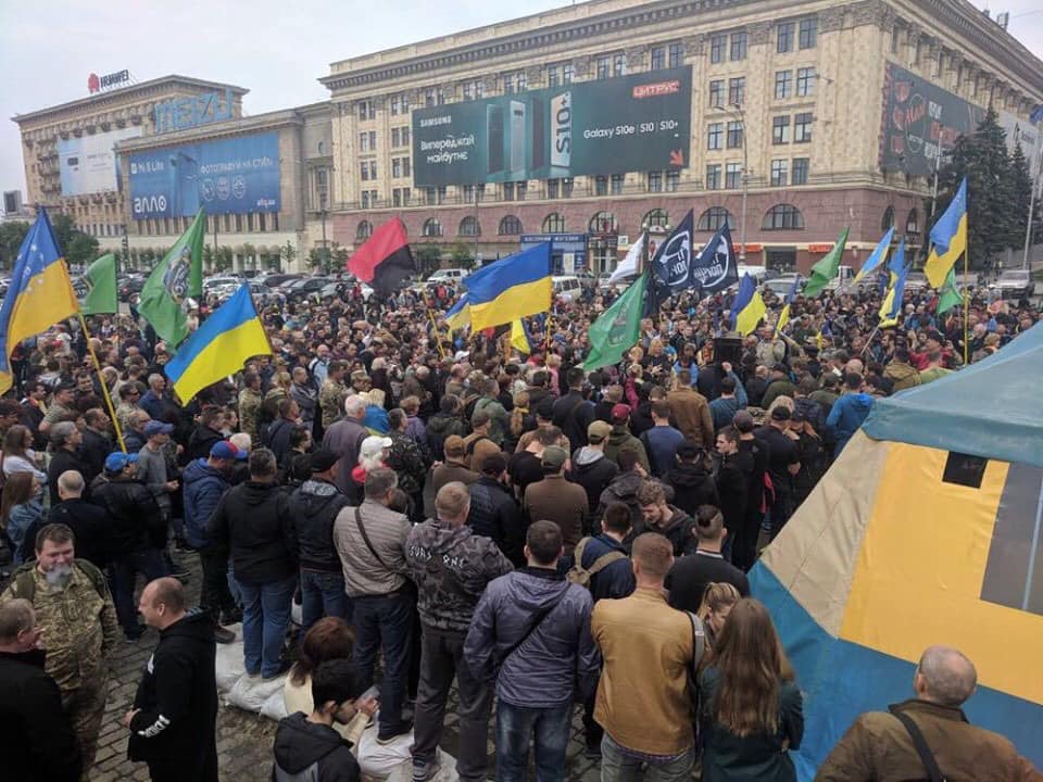 Народные депутаты взяли под защиту волонтерскую палатку на площади Свободы