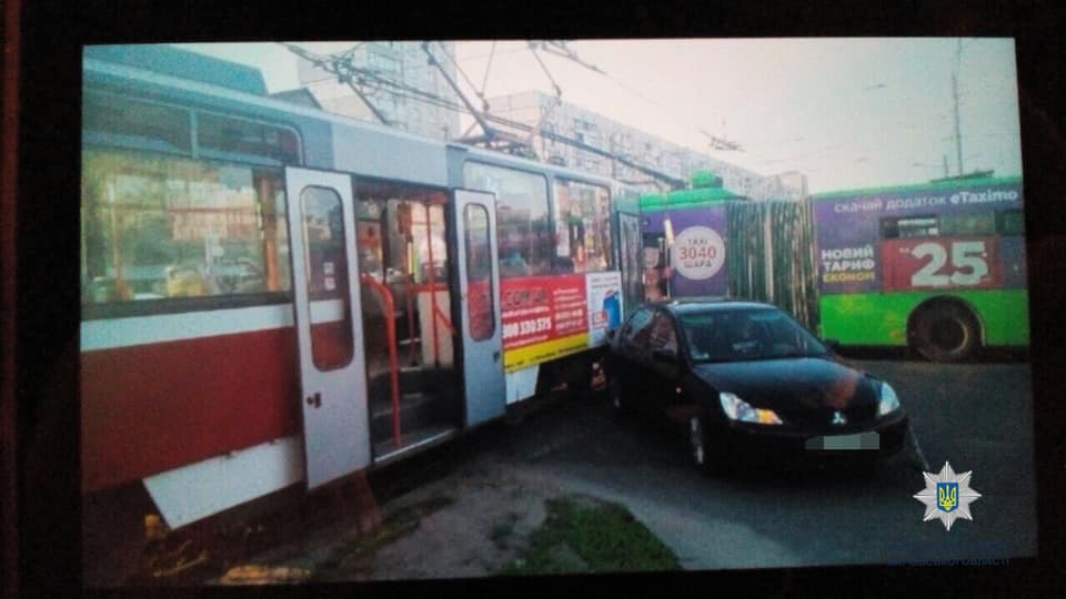На Валентиновской столкнулись Mitsubishi и трамвай (фото)