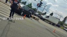 В Харькове иномарка врезалась в островок безопасности (фото)