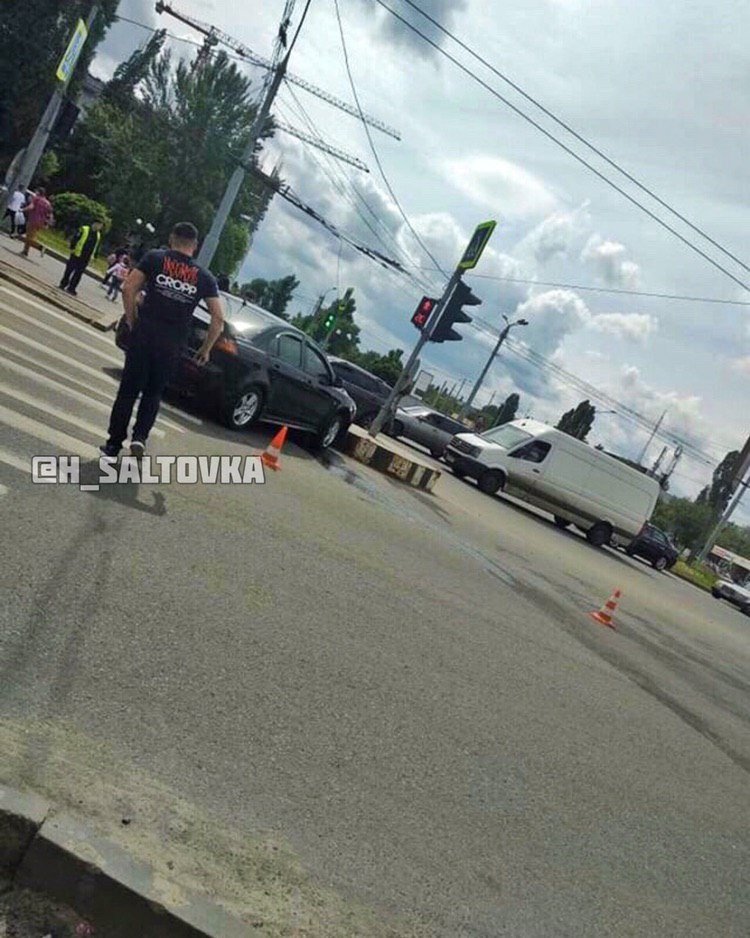 В Харькове иномарка врезалась в островок безопасности (фото)