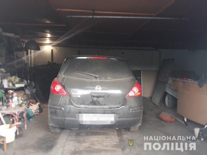На Харьковщине у мужчины угнали автомобиль из гаража (фото)