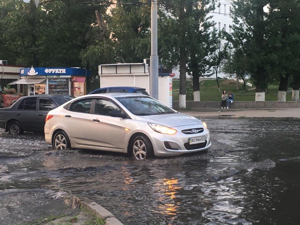 Новобаварский район затопило (фото, видео)