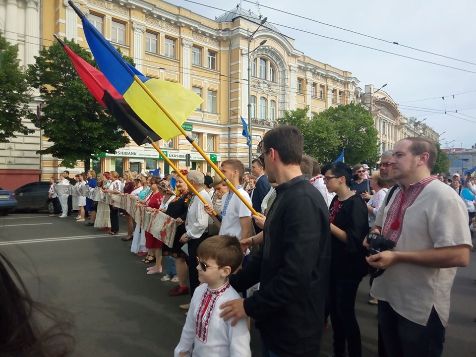 В Харькове прошел марш ко Дню вышиванки (фоторепортаж)